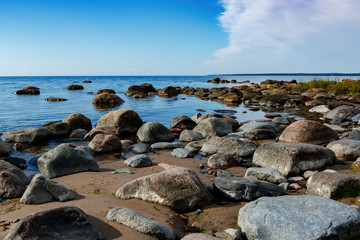 Fototapeta na wymiar Big stones are scattered in the sea.
