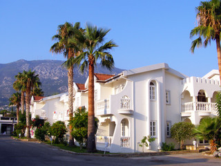 Obraz premium View of the hotel on a sunny day on the Mediterranean coast