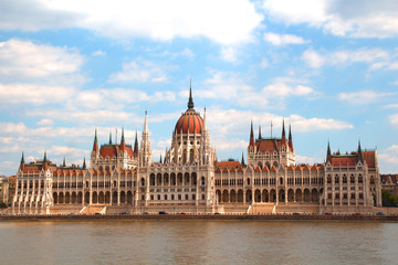 Fototapeta premium Parliament building in Budapest, Hungary on a bright sunny day from across the river