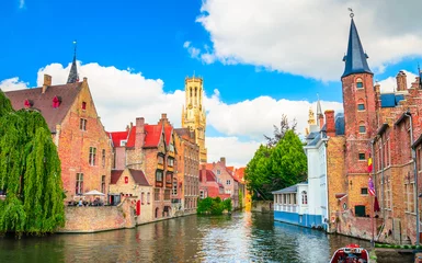 Photo sur Plexiglas Brugges Beau canal et maisons traditionnelles dans la vieille ville de Bruges (Brugge), Belgique