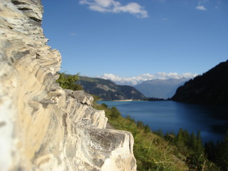 Flo7 artistique vue roche et arri&egrave;re-plan lac