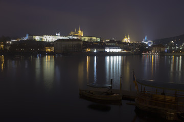 Obraz na płótnie Canvas Vltava river, boats and Prague castle after dark