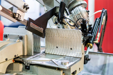 table for catch or clamp the work of automatic continuous and high speed horizontal band saw machine for industrial