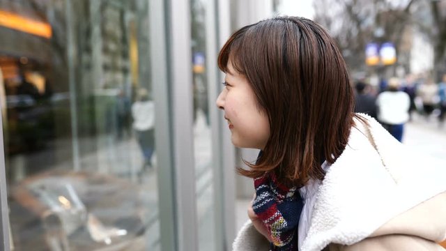 女性　東京　原宿　ショッピング　イメージ　ショウウインドウ