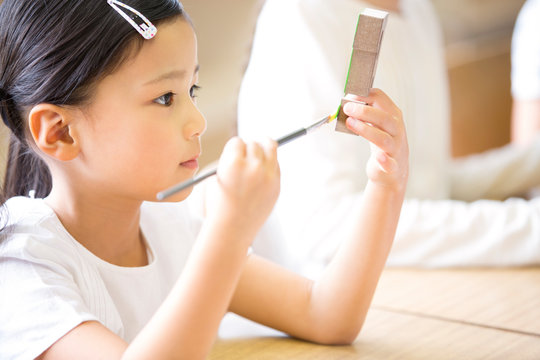 絵具で色を塗る女の子