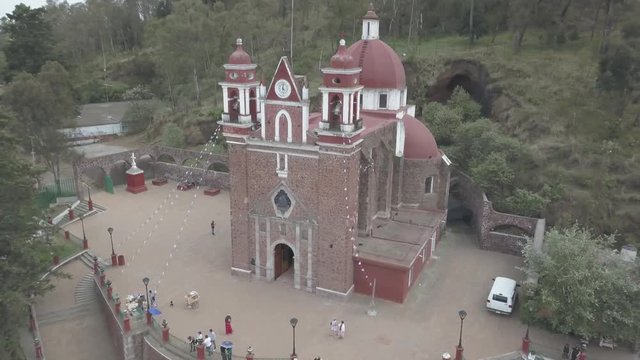 TRAVEL TO DOLLY IN TO DE METEPEC CHURCH DRONE