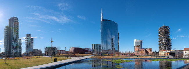02/11/2019 Milaan, Italië: skyline van Milaan, uitzicht op het nieuwe stadspark, de boombibliotheek
