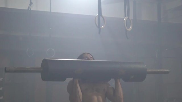 Training crossfit in gym