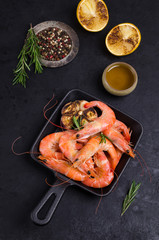 Fried unpeeled large shrimp