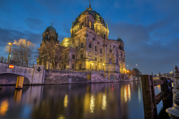 Fototapeta na wymiar The Berlin Cathedral with the river Spree at dusk