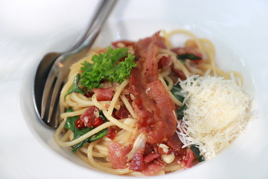 Crispy bacon spaghetti with dried chili on a white plate. Top view – Image   