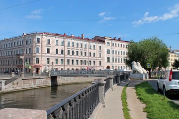 Fototapeta premium Lion Bridge over the Griboyedov Canal. St. Petersburg.