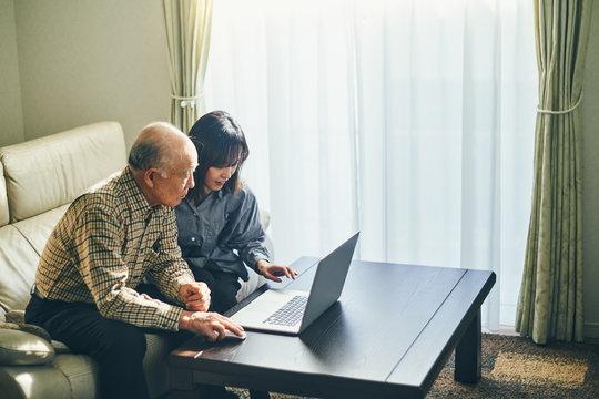 孫娘にパソコンを教えてもらうおじいちゃん
