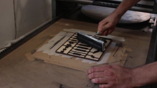 Colouring screenprinter with ink