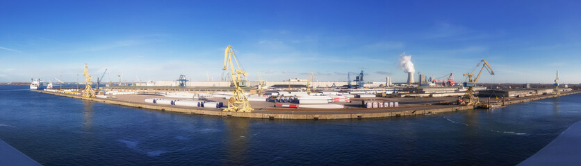 Panorama von einem Hafen wo Teile von Windkraftanlagen liegen