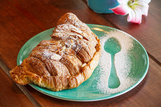 almond crossiant