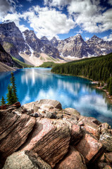 Naklejka premium Panoramic view of Moraine Lake in Alberta, Canada