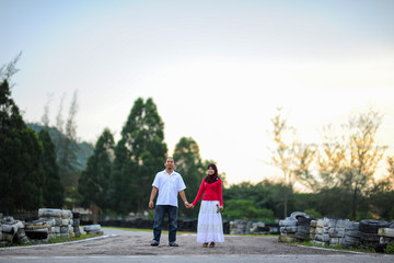 Fototapeta premium A couple spend their time together at the park