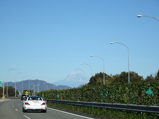 高速道路で富士山が見えた時の写真