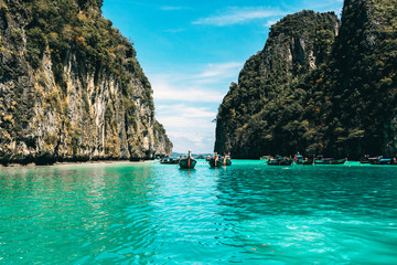 Obraz premium view of iconic tropical turquoise water Pileh Lagoon surrounded by limestone cliffs, Phi Phi islands, Thailand 