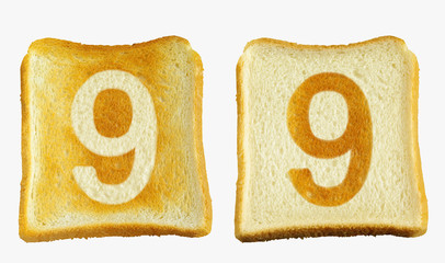 トーストに白い数字の9と白いパンに数字の9の焼き目が入った2枚のパン