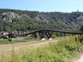 193 Mete lang ist die wellenförmige, elegante Holzbrücke, genannt Tatzelwurm, bei Essing  - obrazy, fototapety, plakaty