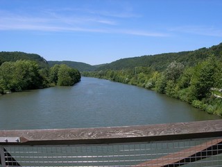 auf der Holzbrücke 'Tatzelwurm' mit Blick auf den Main-Donau-Kanal ins Altmühltal