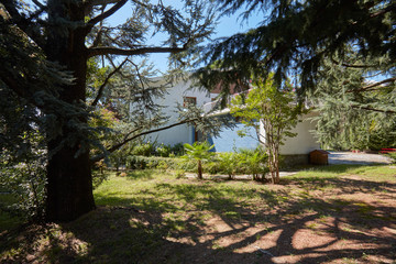 Fototapeta premium Garden and villa in Italy in a sunny summer day