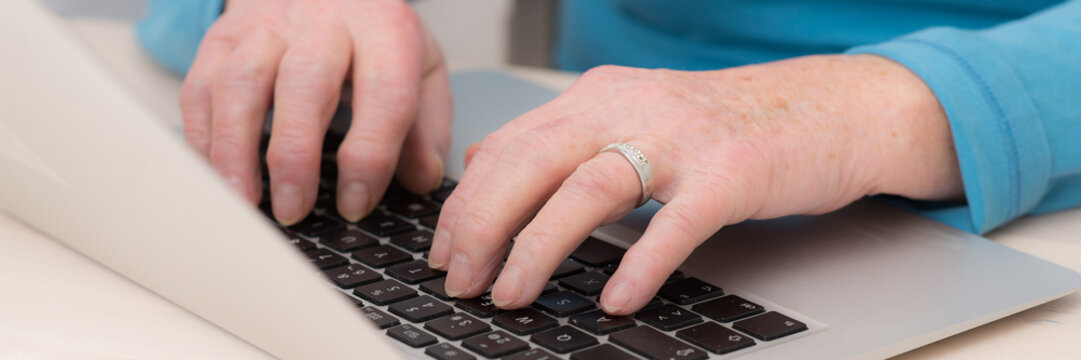 Banner alte H&auml;nde schreiben am computer