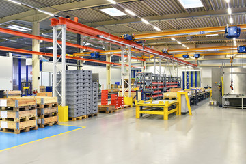 Interieur in einer Industriehalle - Lagerung und Herstellung im modernen Maschinenbau // Interior...