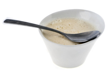 Ramequin de mousse au chocolat blanc sur fond blanc 
