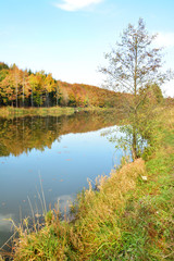 piękna kolorowa jesień, jezioro