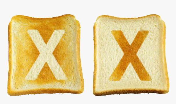トーストに白い大文字のⅩと白いパンに大文字のⅩの焼き目が入った2枚のパン