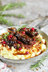braised beef ribs with cranberries, onions and rosemary. served with mashed potatoes. 
