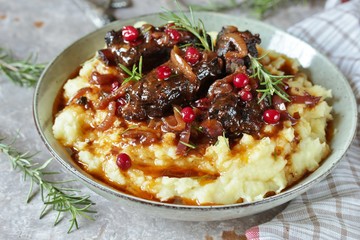 braised beef ribs with cranberries, onions and rosemary. served with mashed potatoes. 