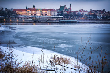 Naklejka premium Warsaw old town viewed across the Vistula with snow and ice