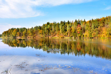 Piękny jesienny krajobraz, jezioro