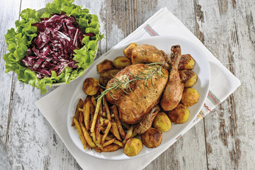 pollo arrosto intero patatine e patate e insalata da sopra