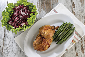 mezzo pollo con fagiolini e insalata da sopra