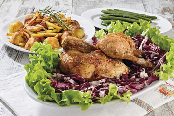 mezzo pollo con fagiolini patatine e insalata fronte primo piano