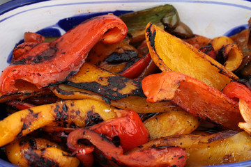 Peperoni gialli e rossi cucinati alla brace