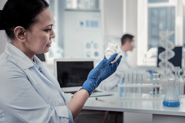 Fototapeta premium Scientist holding the plastic model of the human heart