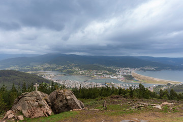 Cruz de piedra en el mirador de San Roque (Viveiro, Lugo - España).