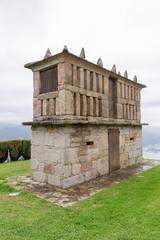 Hórreo gallego en el mirador de San Roque (Viveiro, Lugo - España).