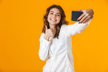 Naklejka premium Portrait of a cheerful young woman wearing white shirt