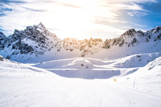 piste da sci illuminate dal sole ad arabba dolomiti