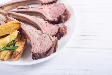 Grilled rack of lamb with potatoes