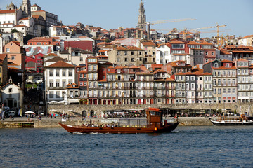 Fototapeta na wymiar Douro River with river cruise boat and old town of Porto