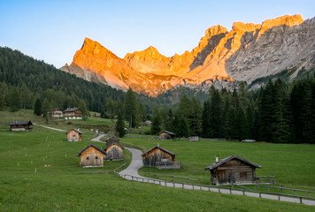 Fototapeta na wymiar Tramonto Enrosadira in Val San Nicolò, Val di Fassa. Tramonto estivo sulle Dolomiti della Val di Fassa in Trentino Alto Adige