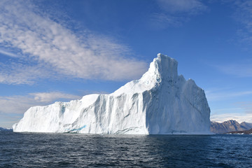 Fototapeta na wymiar Eisberg mit Wolkenfahne